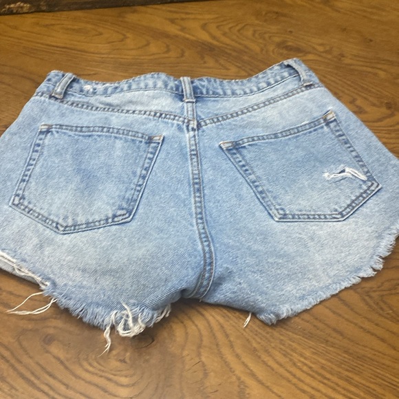 H & M Distressed Denim Shorts - Picture 4 of 7